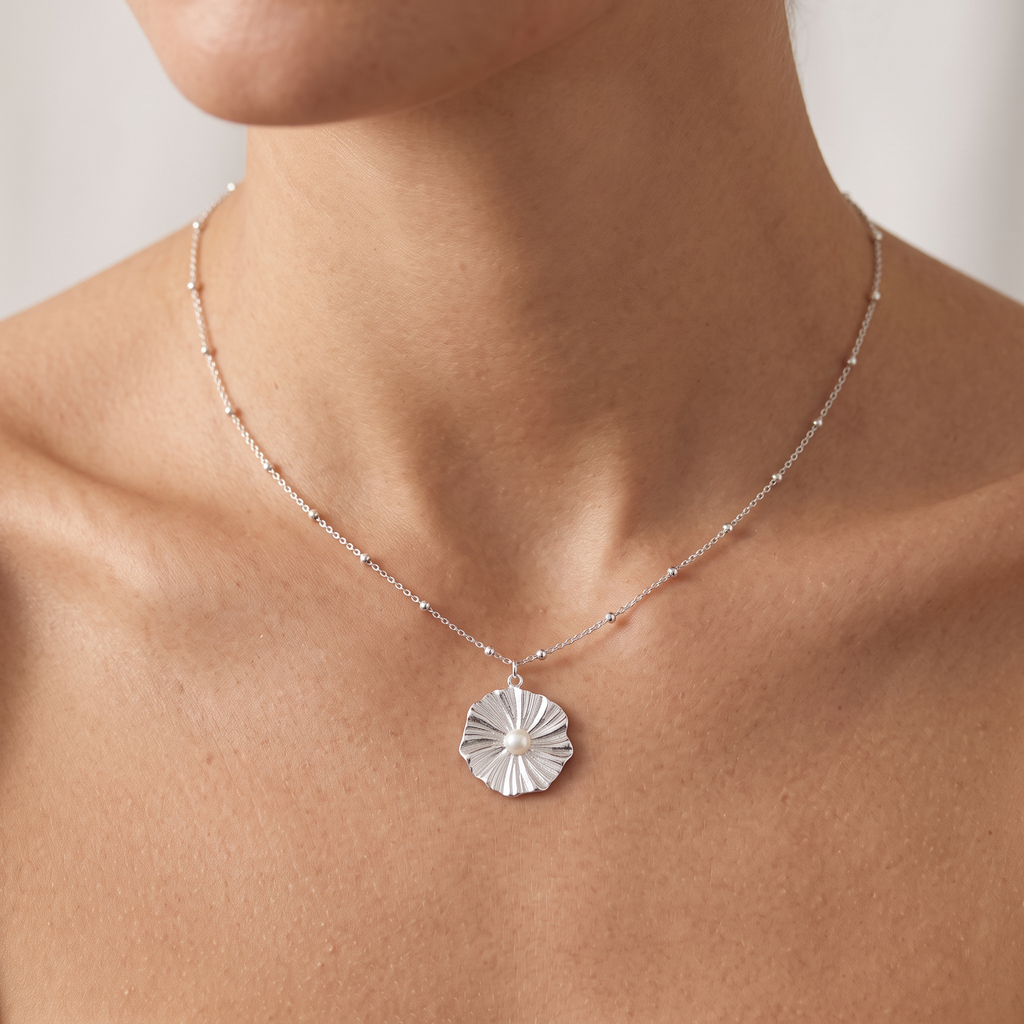 Collier fleur argenté minimaliste, porté