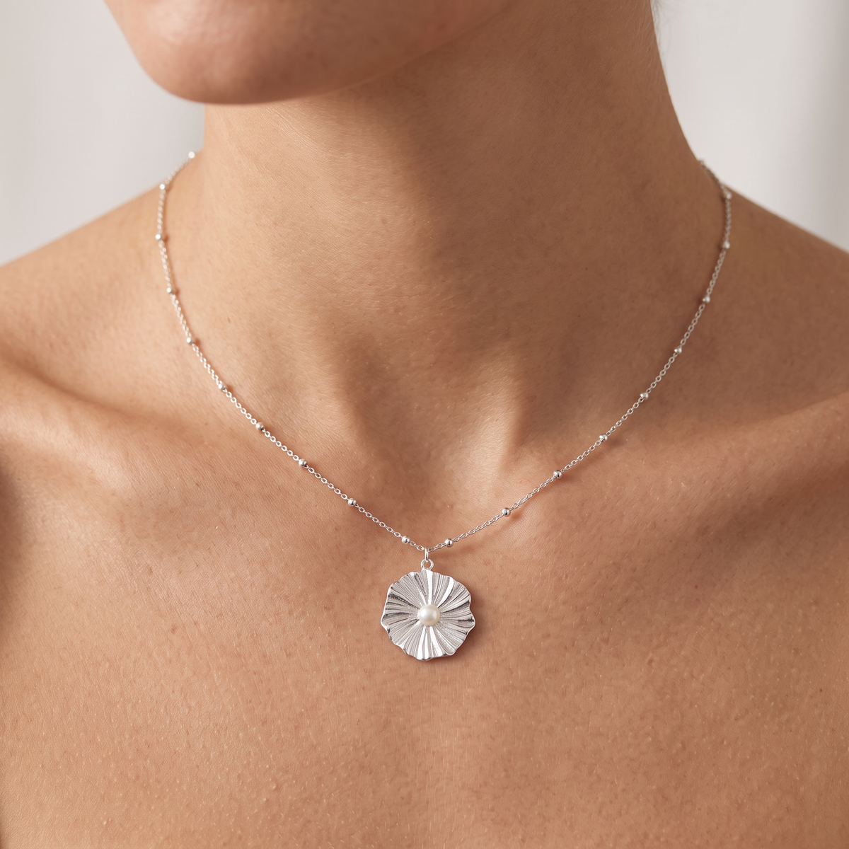 Collier fleur argenté minimaliste, porté