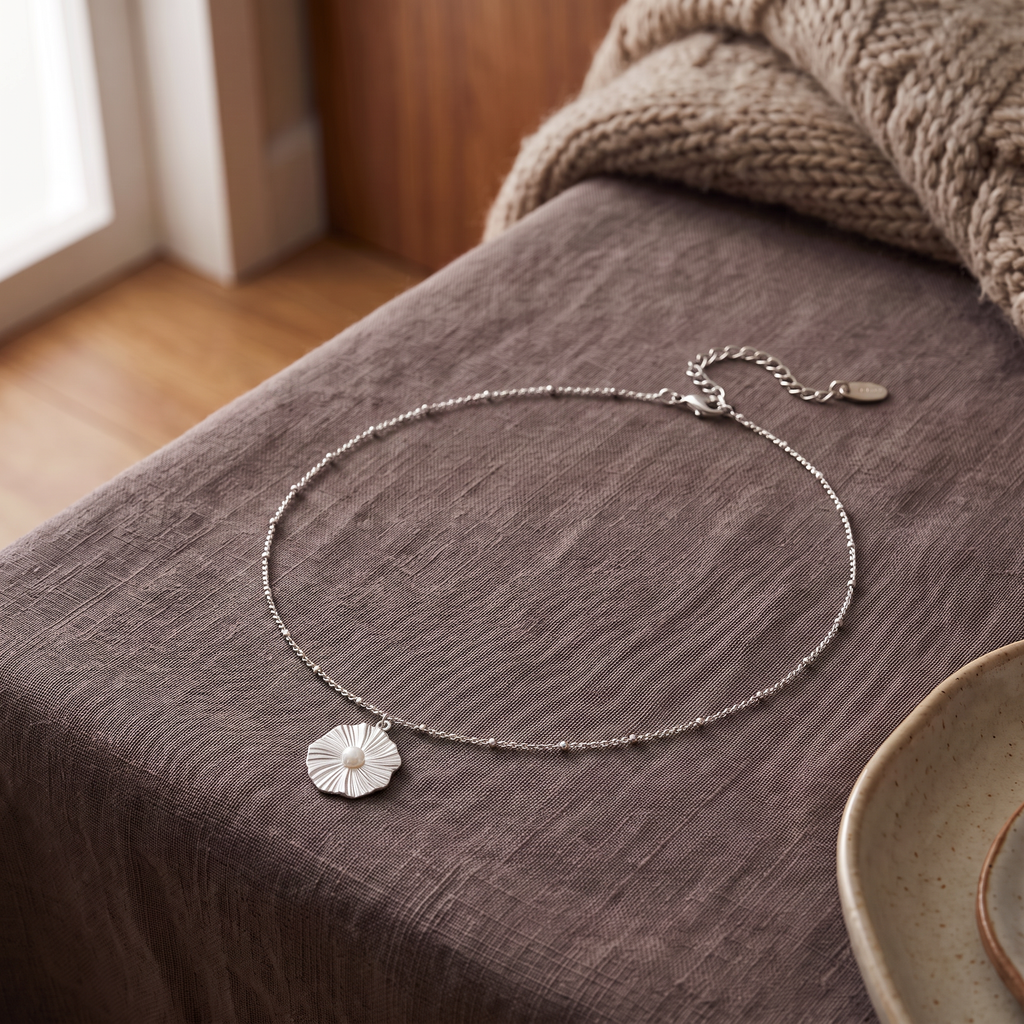 Collier fleur argenté minimaliste, porté en tenue