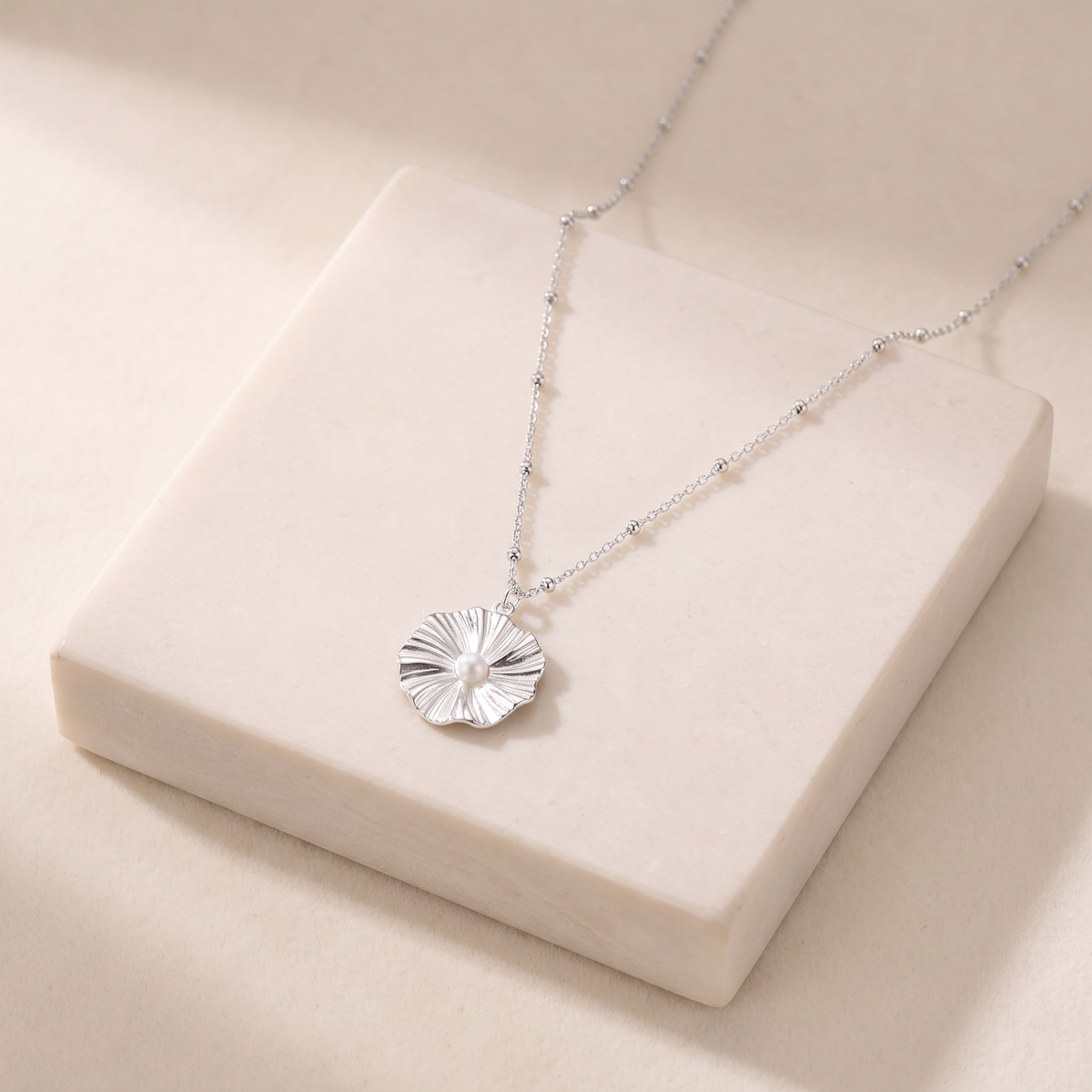 Collier fleur argenté minimaliste — Argenté
