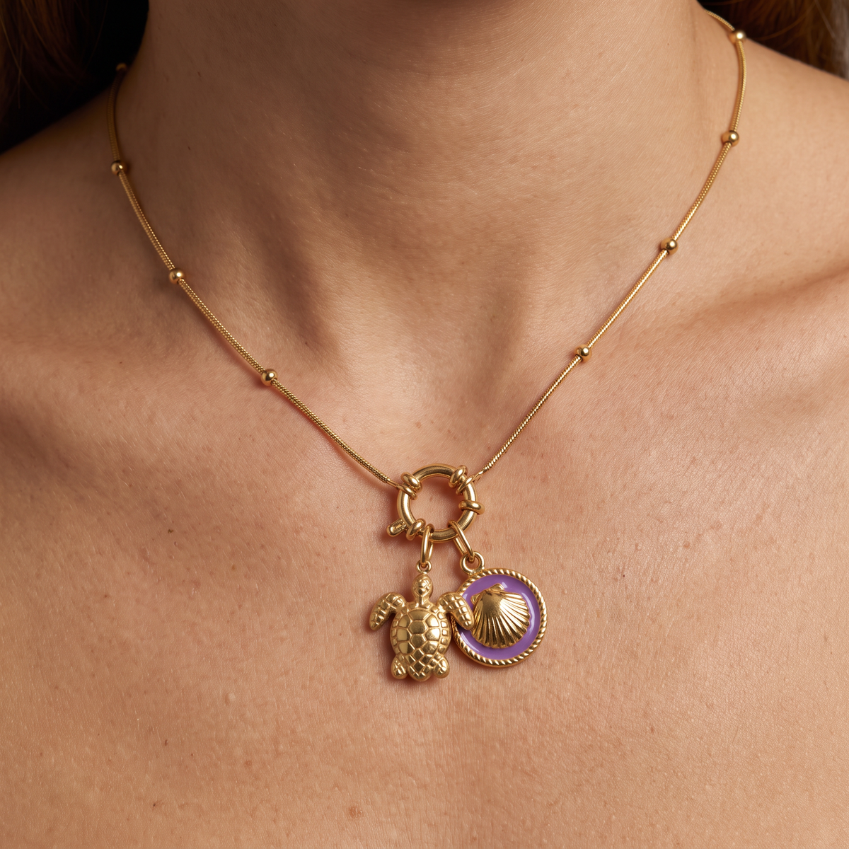 Collier tortue et coquillage, ensemble à composer, porté