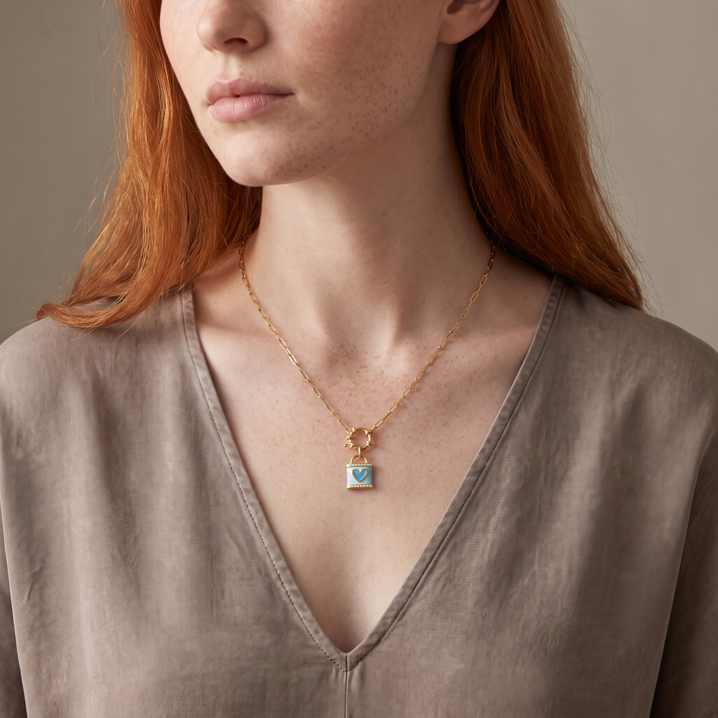Collier cœur à breloques, ensemble à composer, porté mi-corps