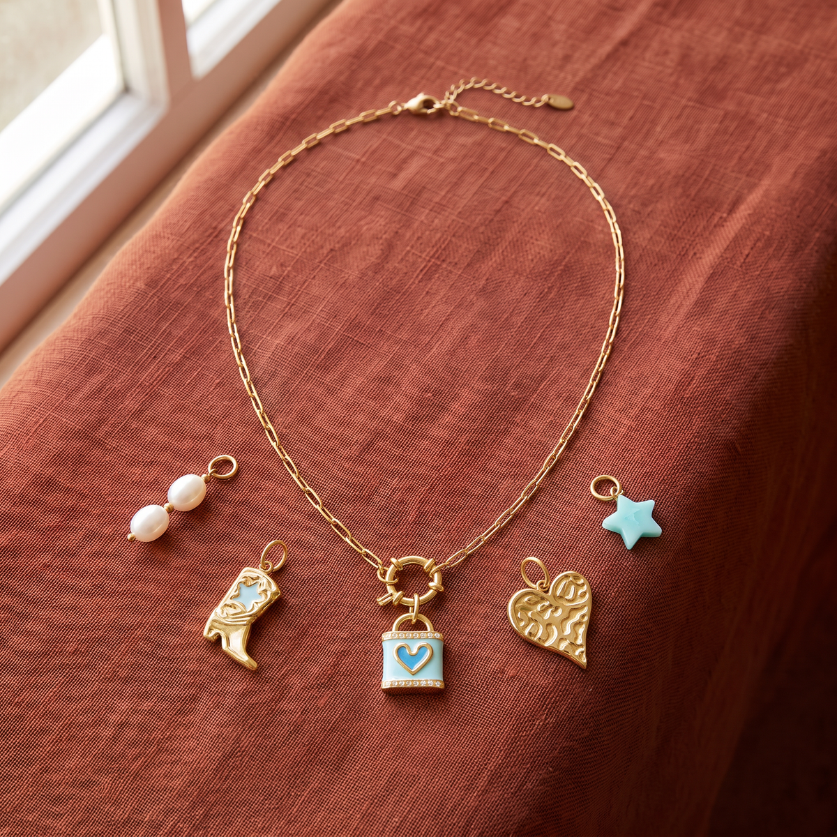 Collier cœur à breloques, ensemble à composer, porté en tenue