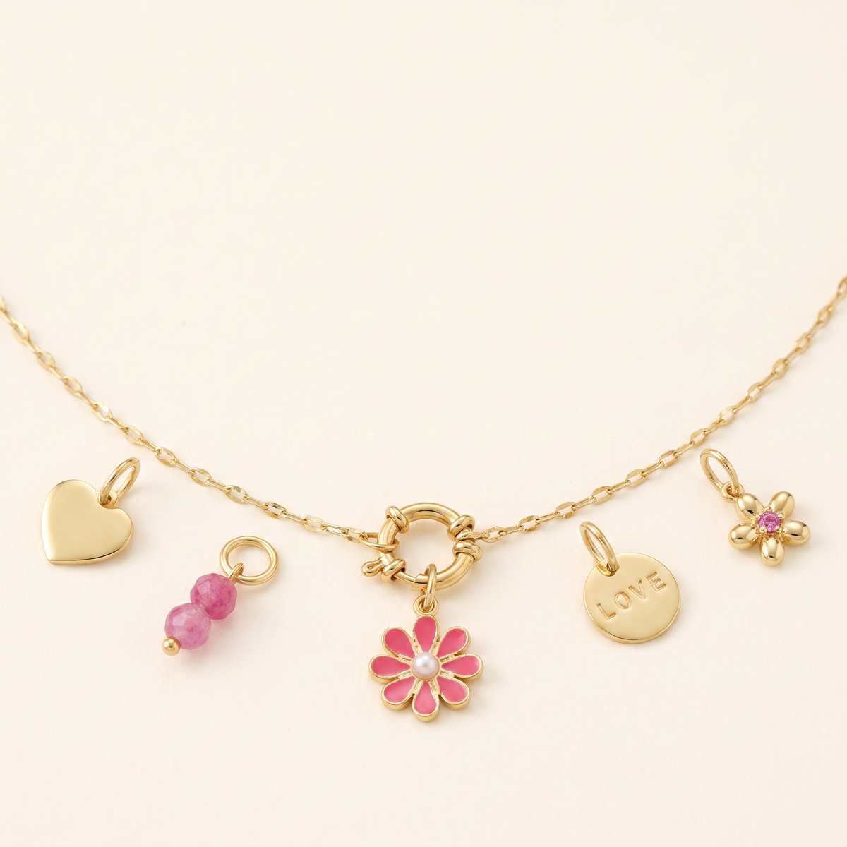 Collier fleur rouge à breloques, ensemble à composer, détail du motif