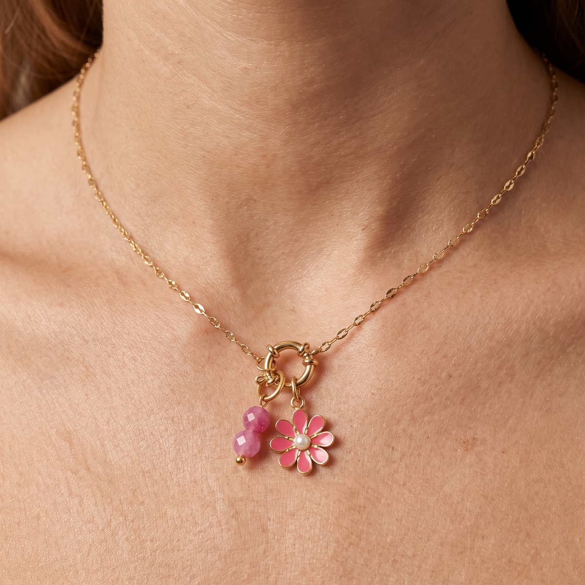 Collier fleur rouge à breloques, ensemble à composer, porté