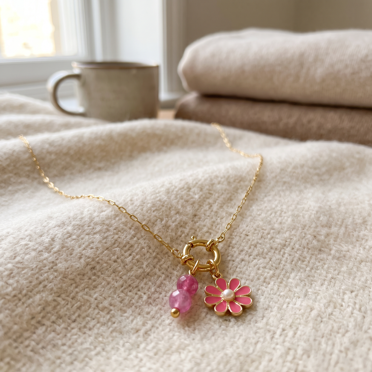 Collier fleur rouge à breloques, ensemble à composer, porté en tenue