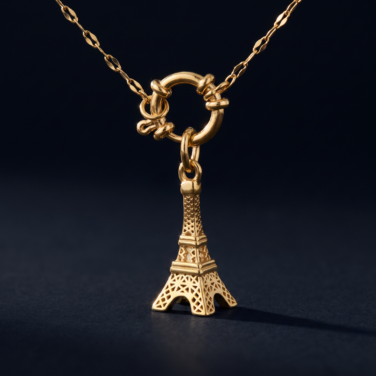 Collier Tour Eiffel à breloques, ensemble à composer, motif en gros plan