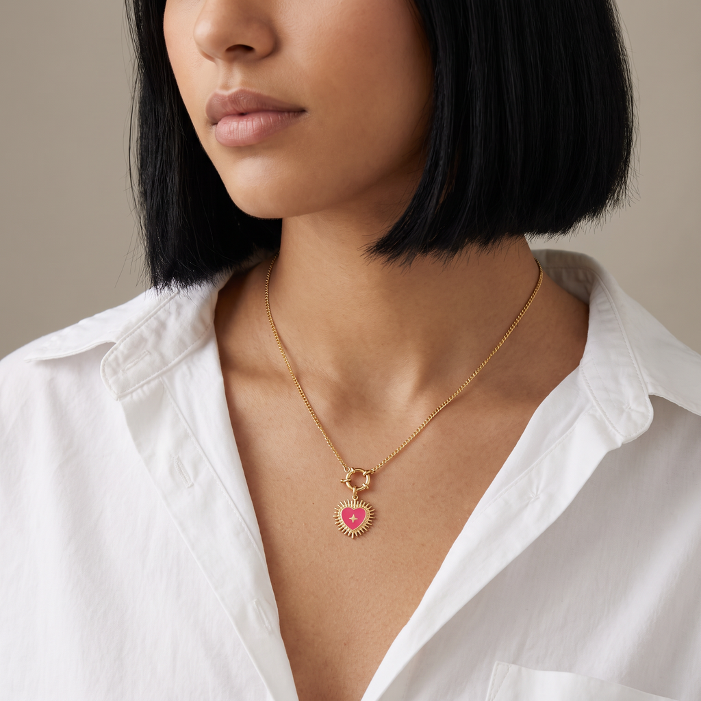 Collier cœur rayonnant rose, ensemble à composer, porté mi-corps