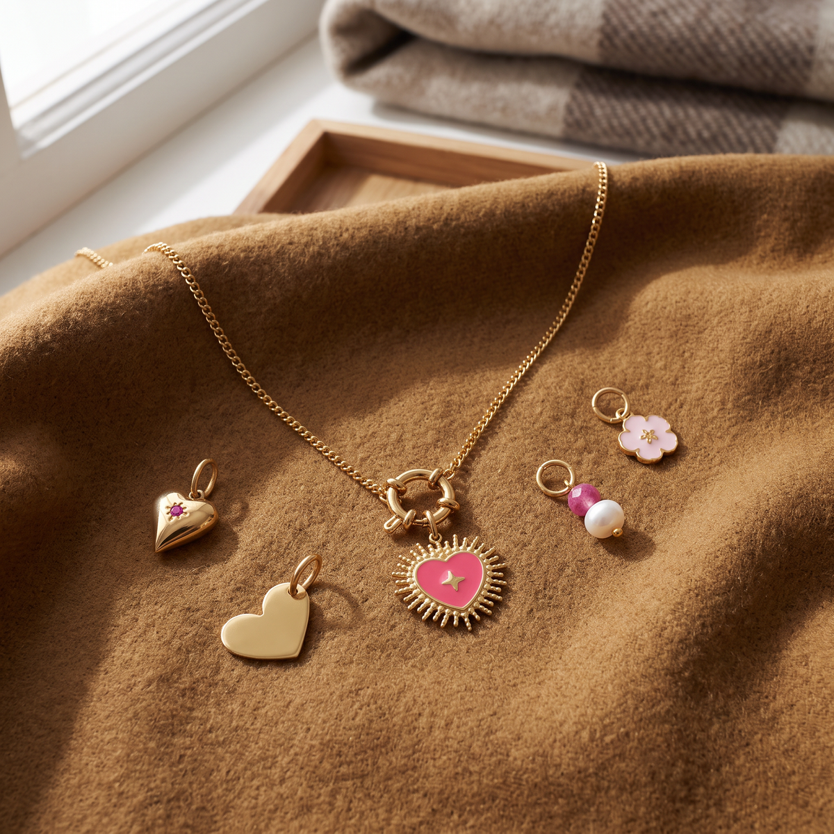 Collier cœur rayonnant rose, ensemble à composer, porté en tenue