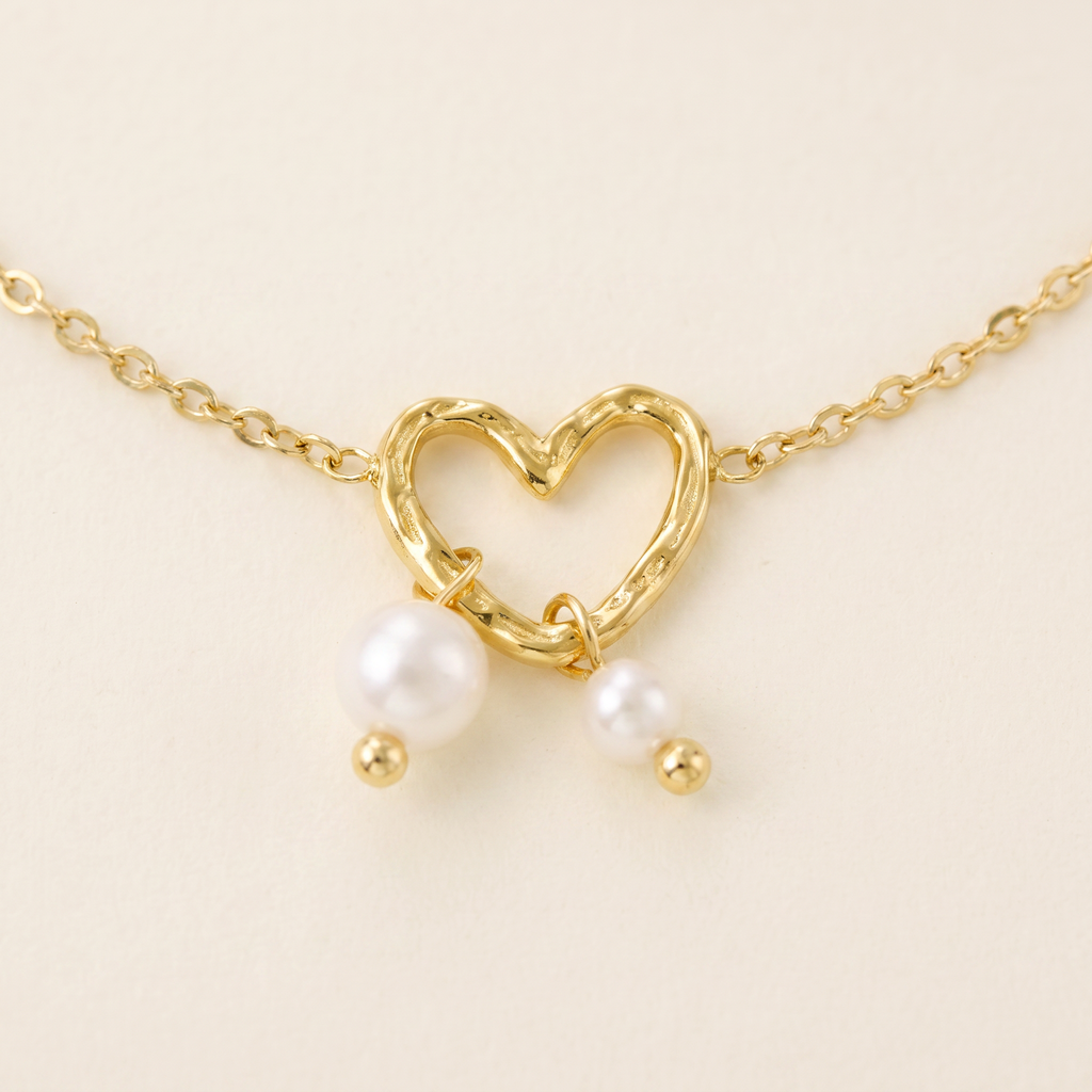 Collier cœur doré minimaliste en perles, détail du motif