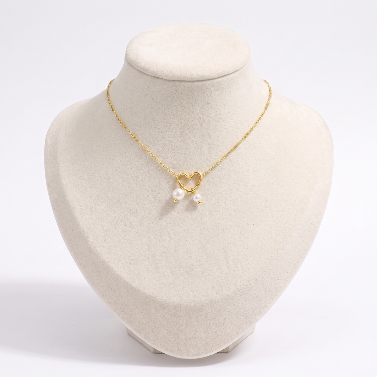 Collier cœur doré minimaliste en perles, vue de face