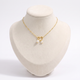 Collier cœur doré minimaliste en perles, vue de face