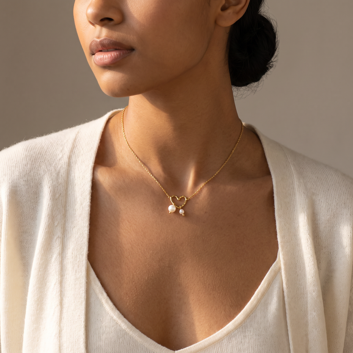 Collier cœur doré minimaliste en perles, porté mi-corps