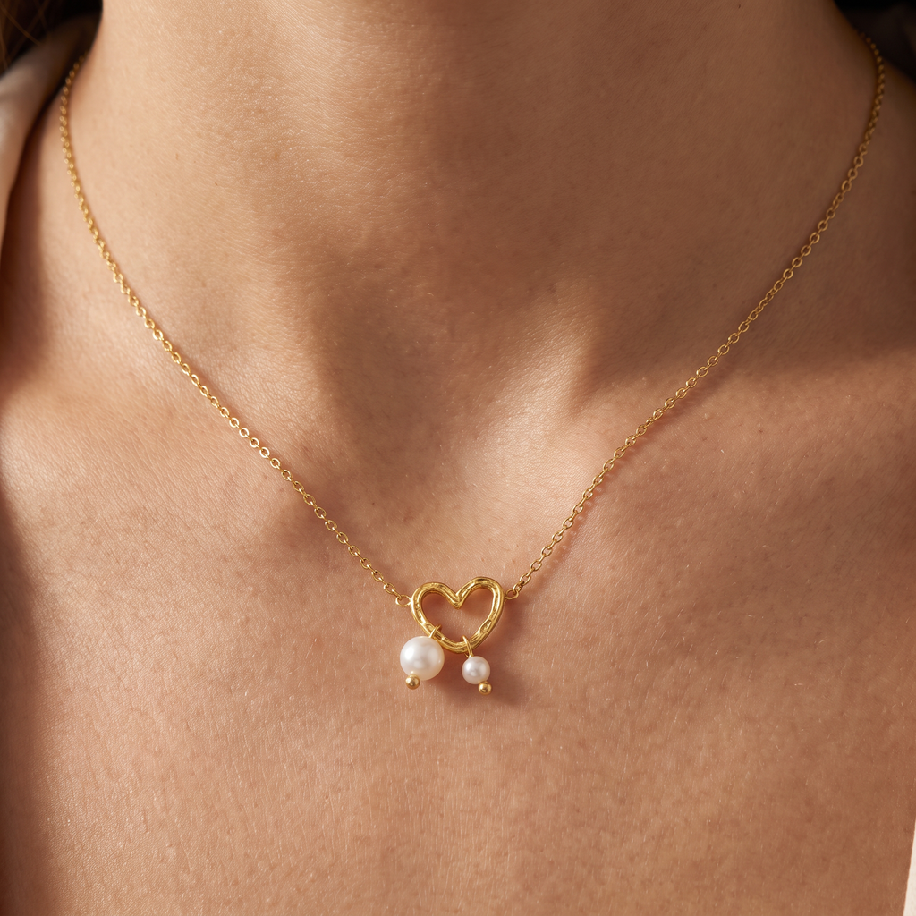Collier cœur doré minimaliste en perles, porté
