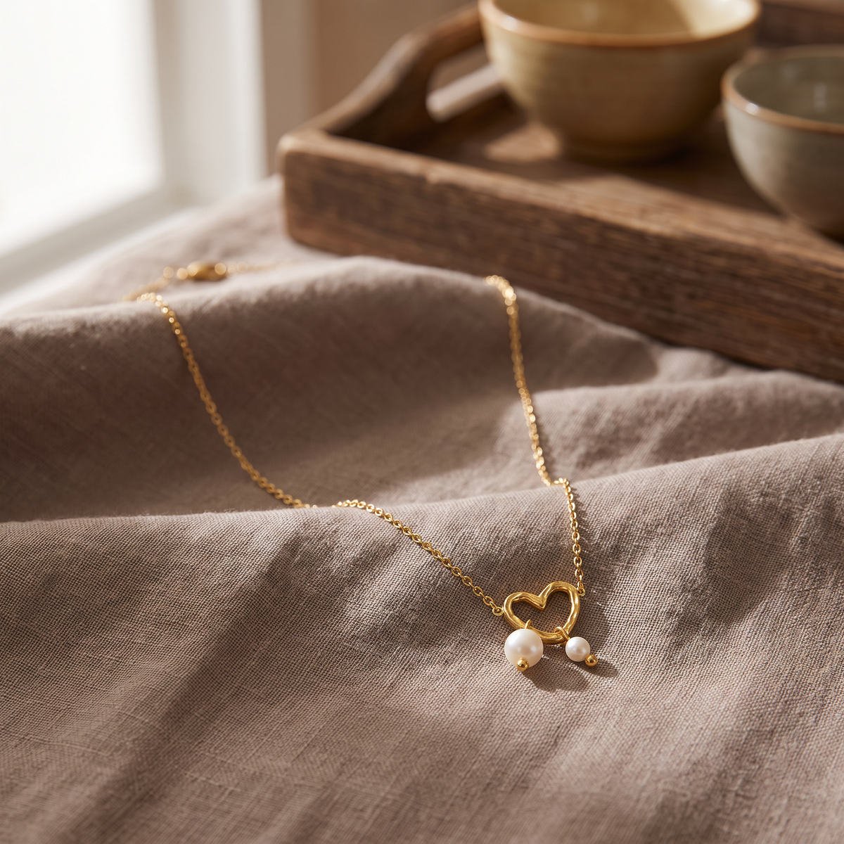 Collier cœur doré minimaliste en perles, porté en tenue