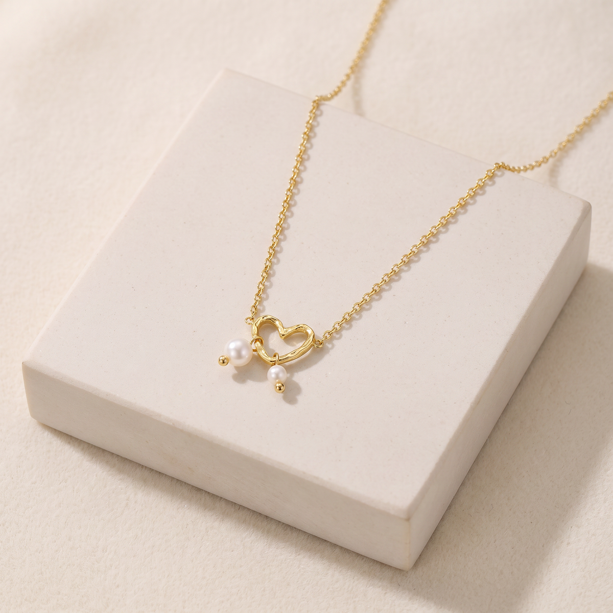 Collier cœur doré minimaliste en perles — Doré