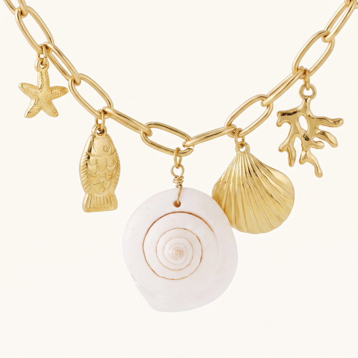 Collier coquillage à breloques blanc, détail du motif