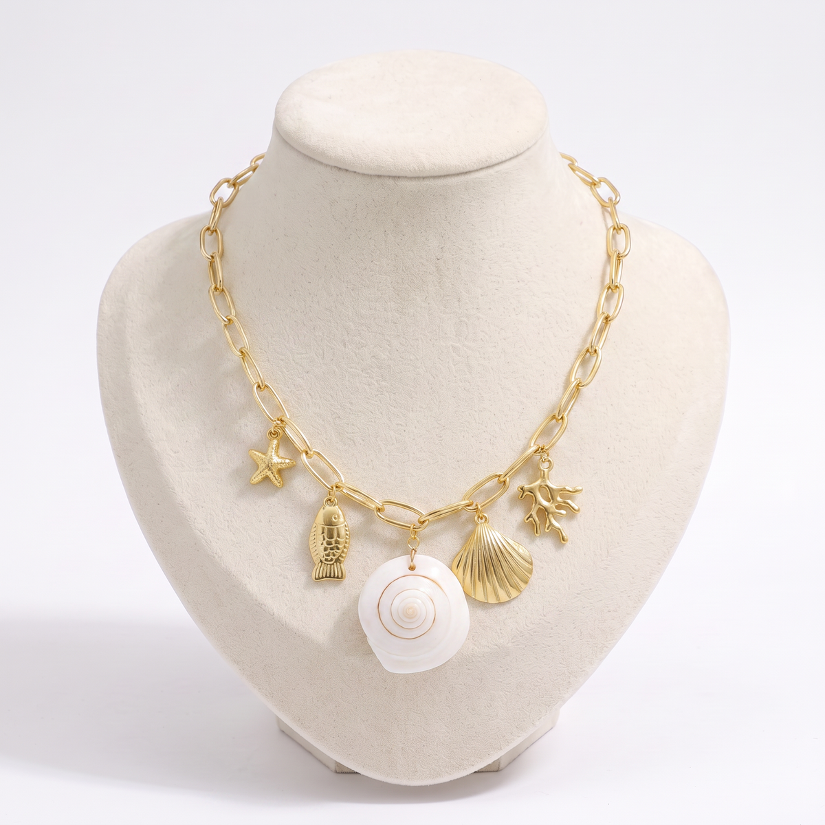 Collier coquillage à breloques blanc, vue de face
