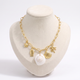 Collier coquillage à breloques blanc, vue de face