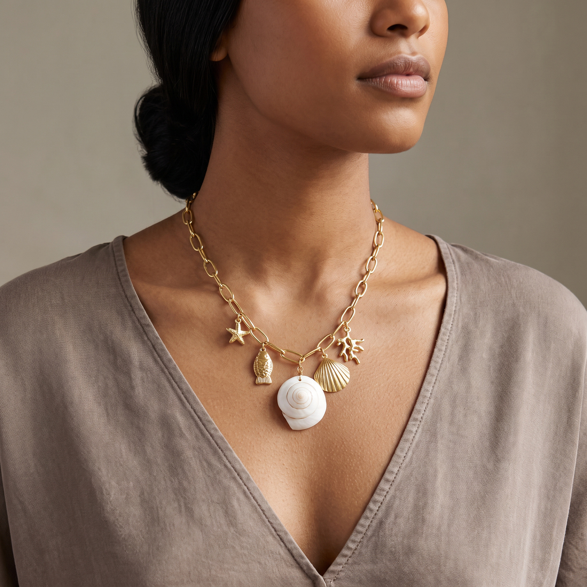 Collier coquillage à breloques blanc, porté mi-corps
