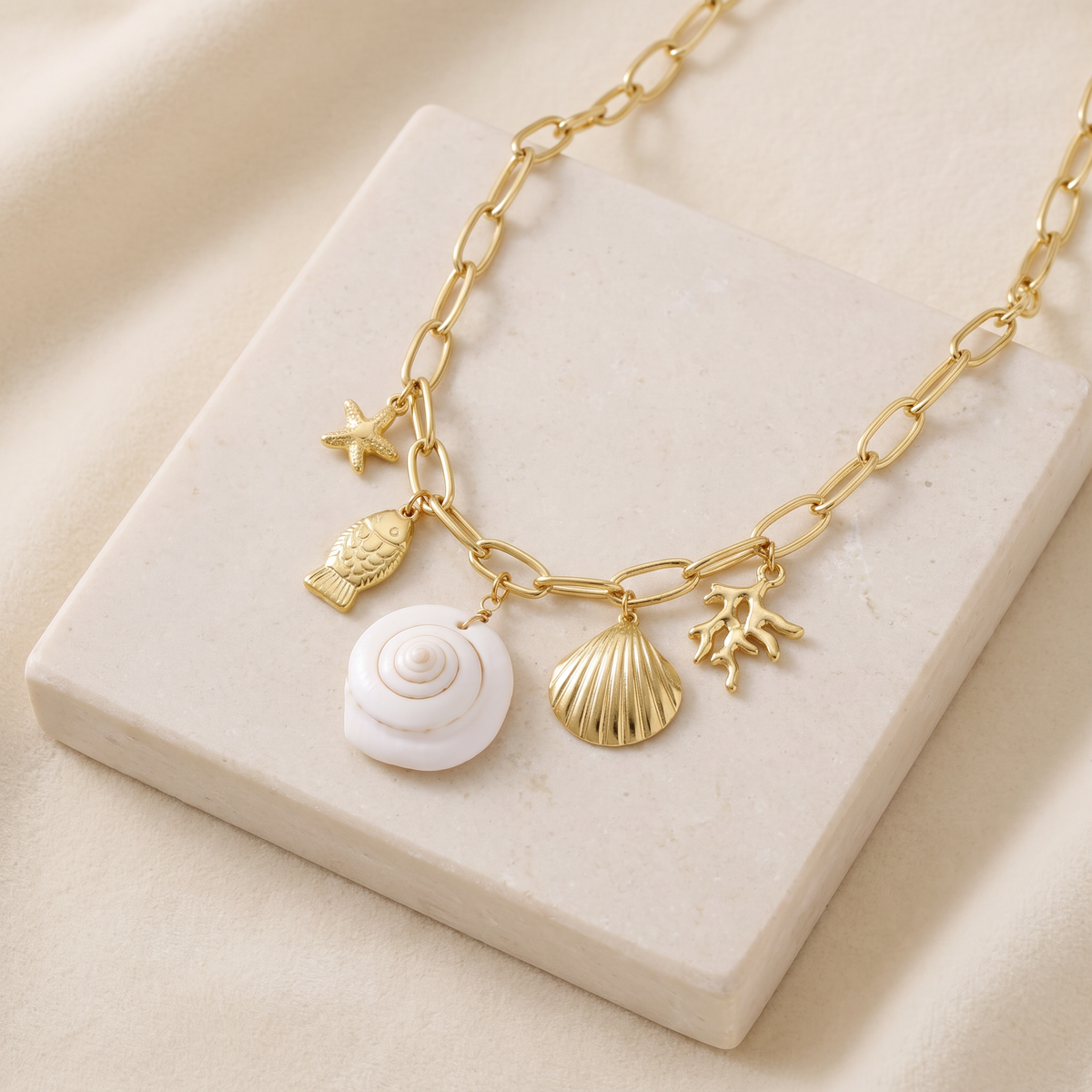 Collier coquillage à breloques blanc — Doré