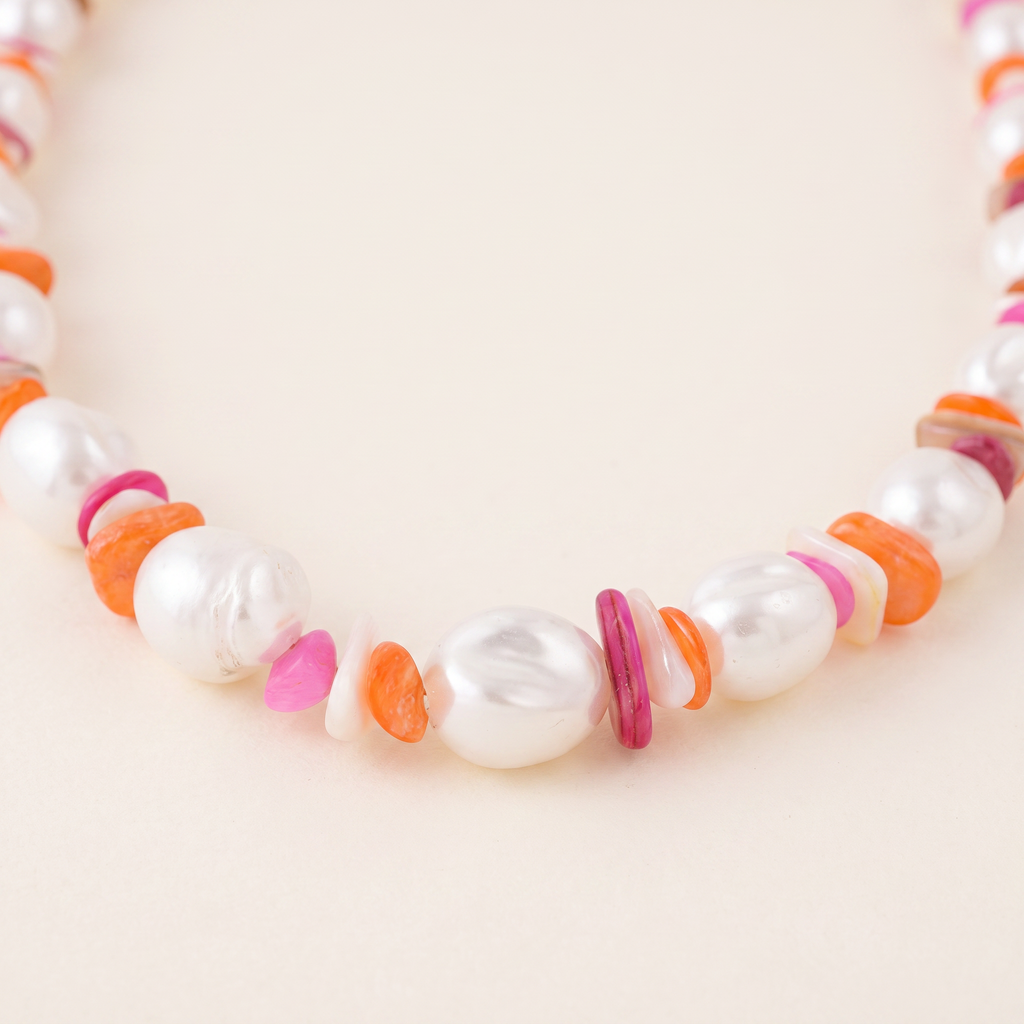 Collier de perles et éléments colorés, détail du motif