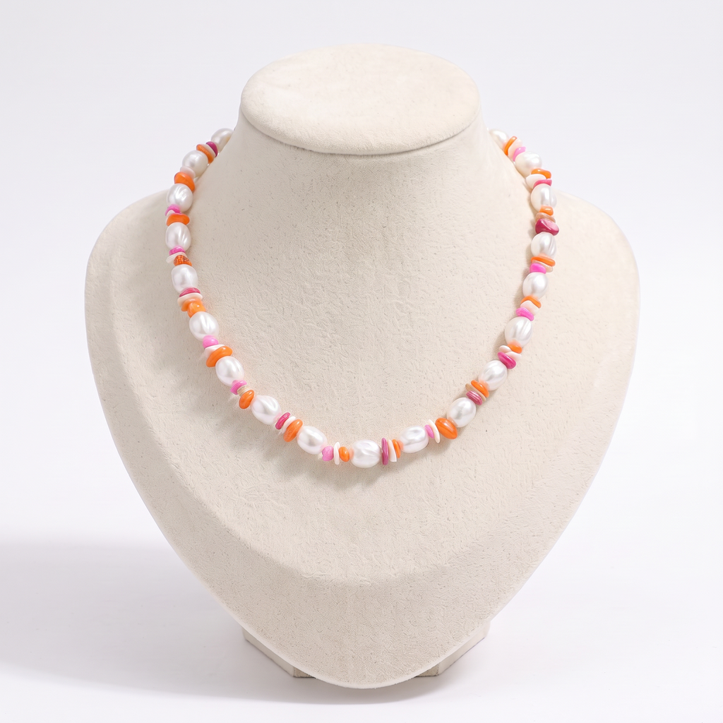 Collier de perles et éléments colorés, vue de face