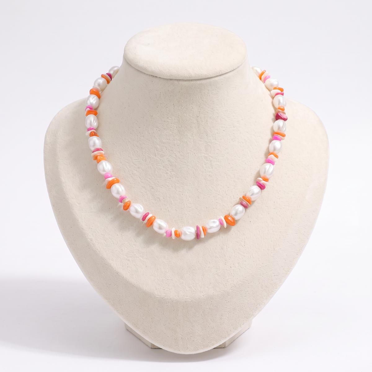 Collier de perles et éléments colorés, vue de face