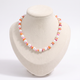 Collier de perles et éléments colorés, vue de face