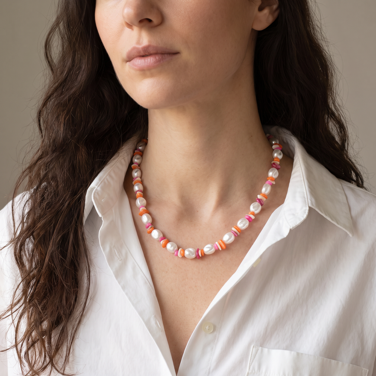Collier de perles et éléments colorés, porté mi-corps