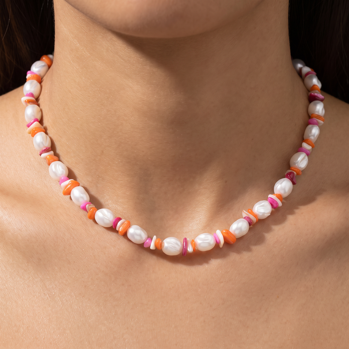 Collier de perles et éléments colorés, porté