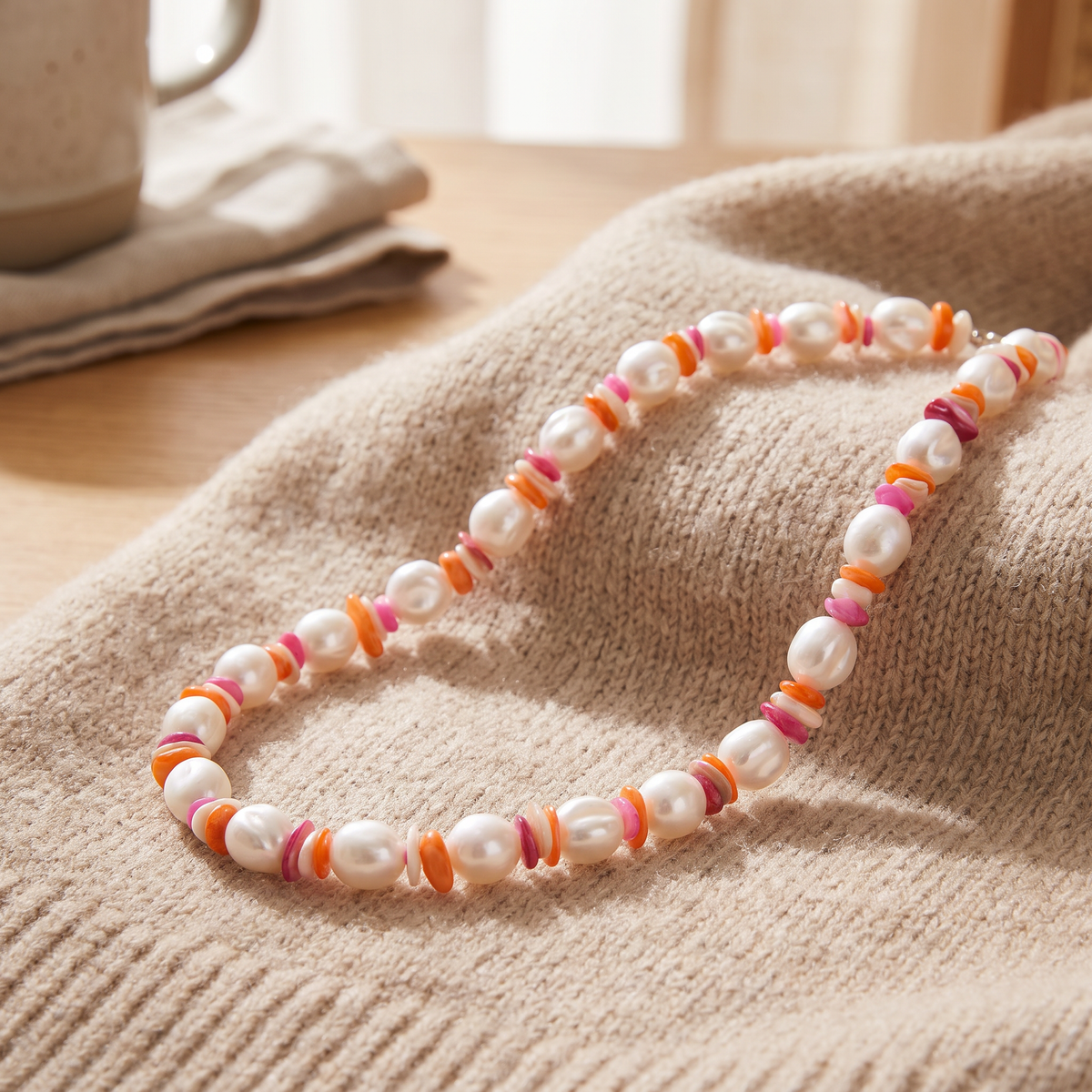 Collier de perles et éléments colorés, porté en tenue