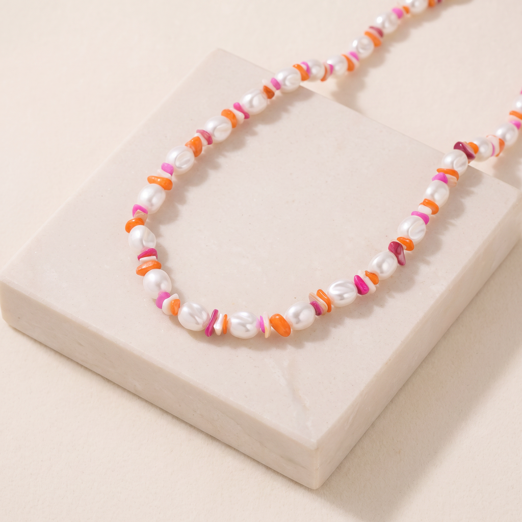 Collier de perles et éléments colorés — Multicolore