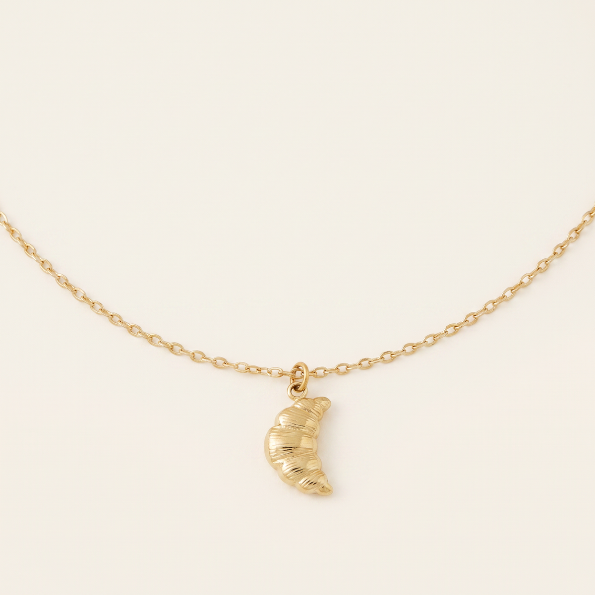 Collier croissant de lune doré, détail du motif