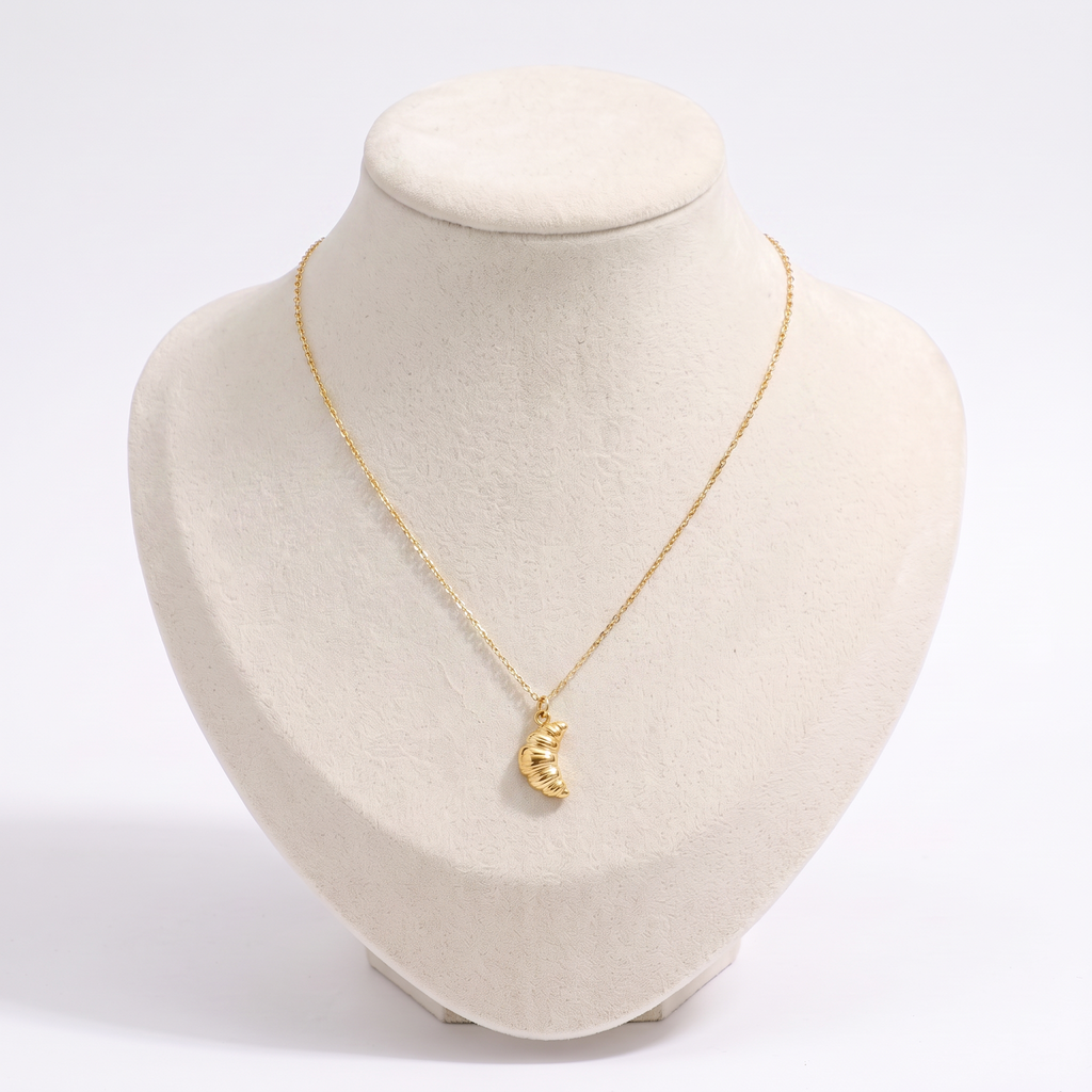 Collier croissant de lune doré, vue de face