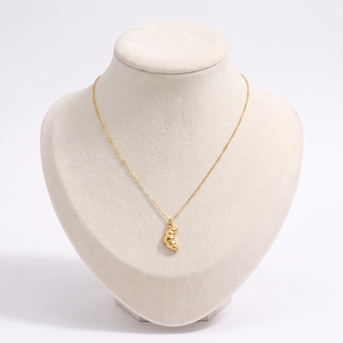 Collier croissant de lune doré, vue de face