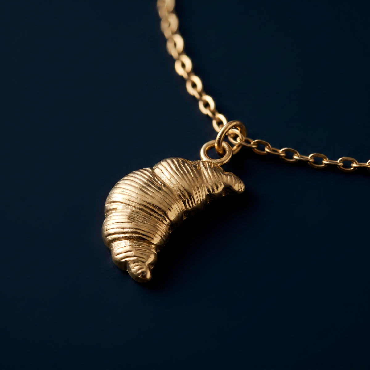 Collier croissant de lune doré, motif en gros plan