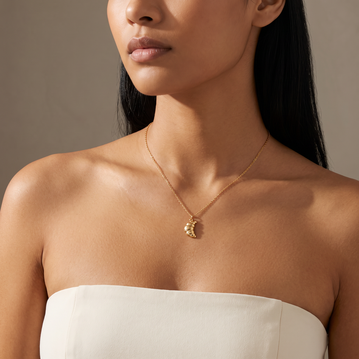 Collier croissant de lune doré, porté mi-corps