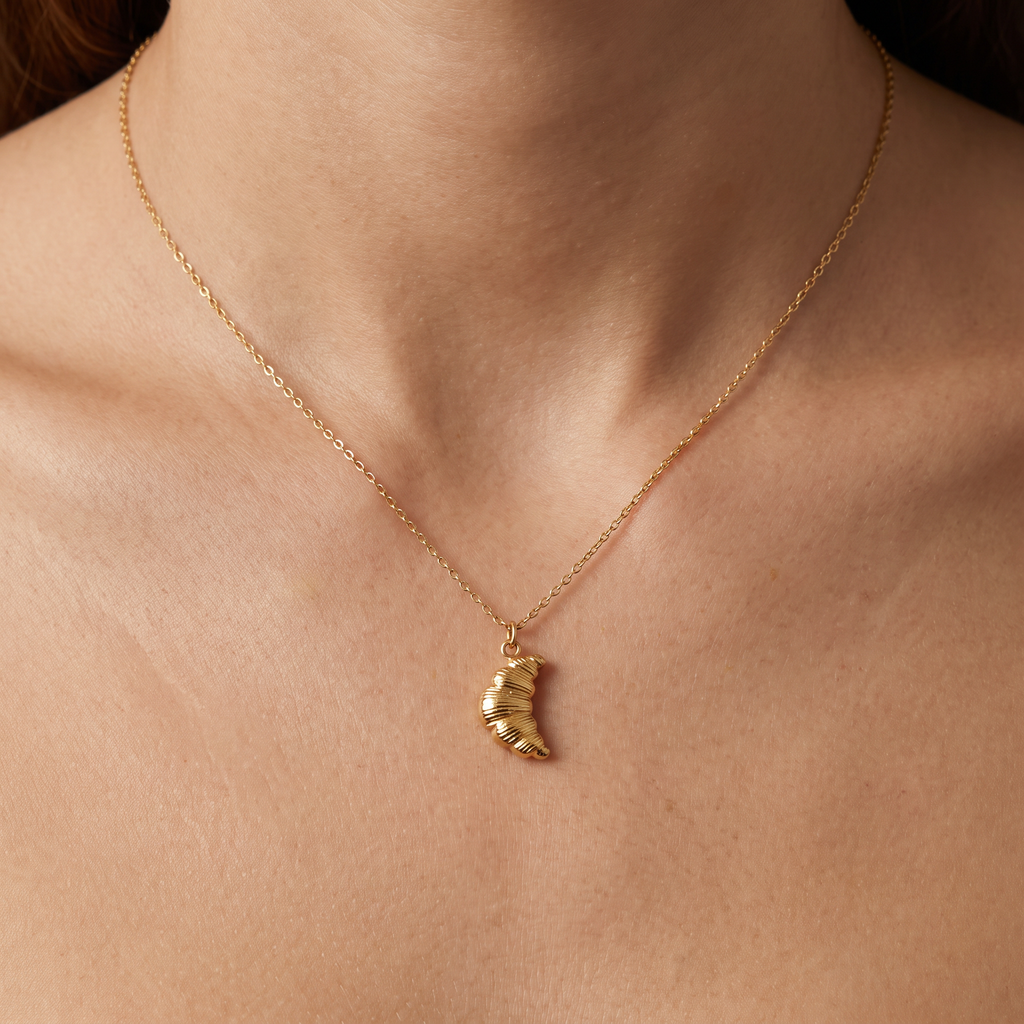 Collier croissant de lune doré, porté