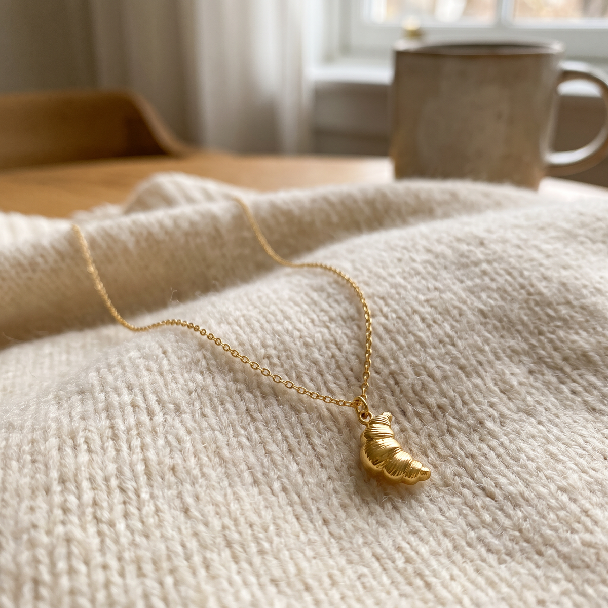 Collier croissant de lune doré, porté en tenue
