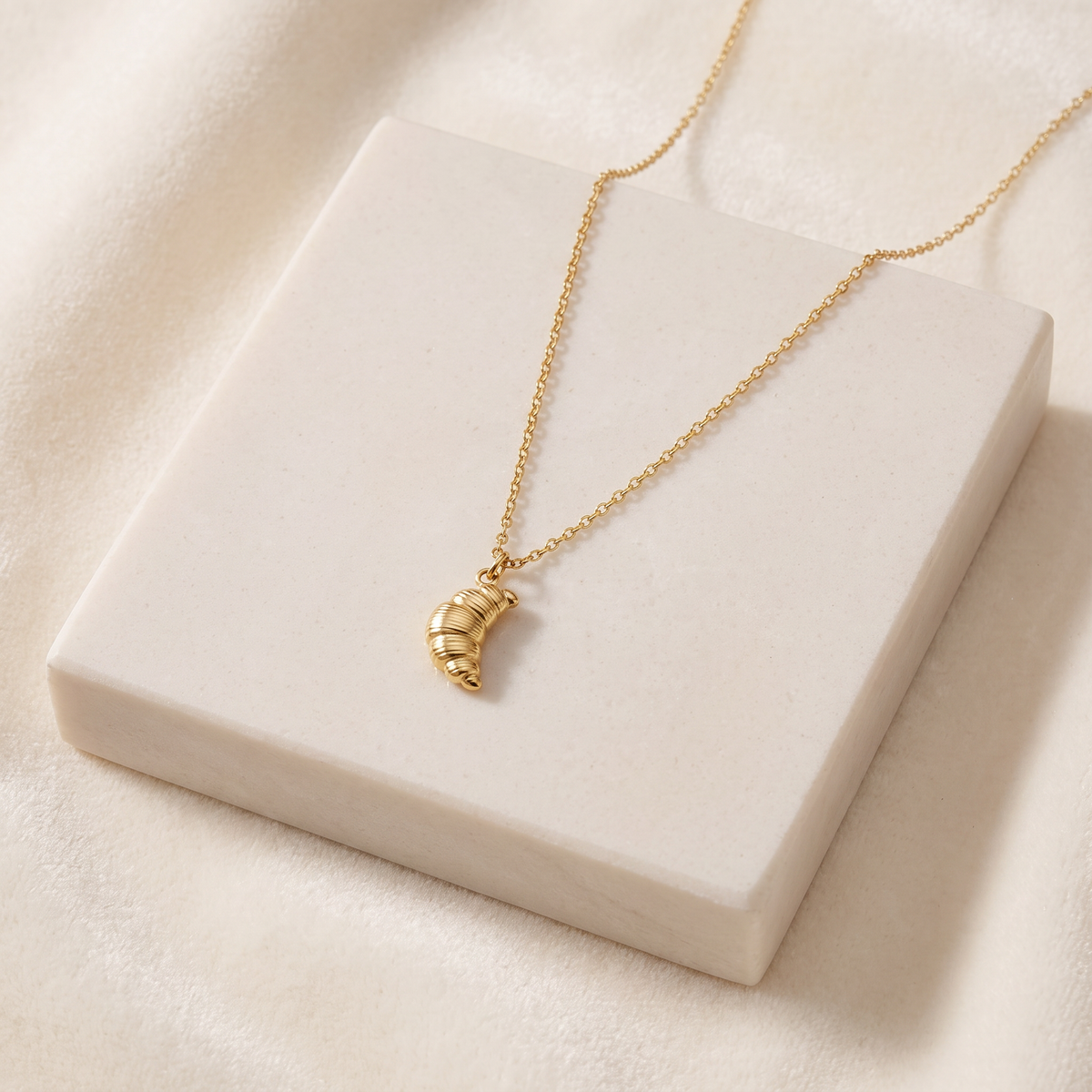 Collier croissant de lune doré — Doré