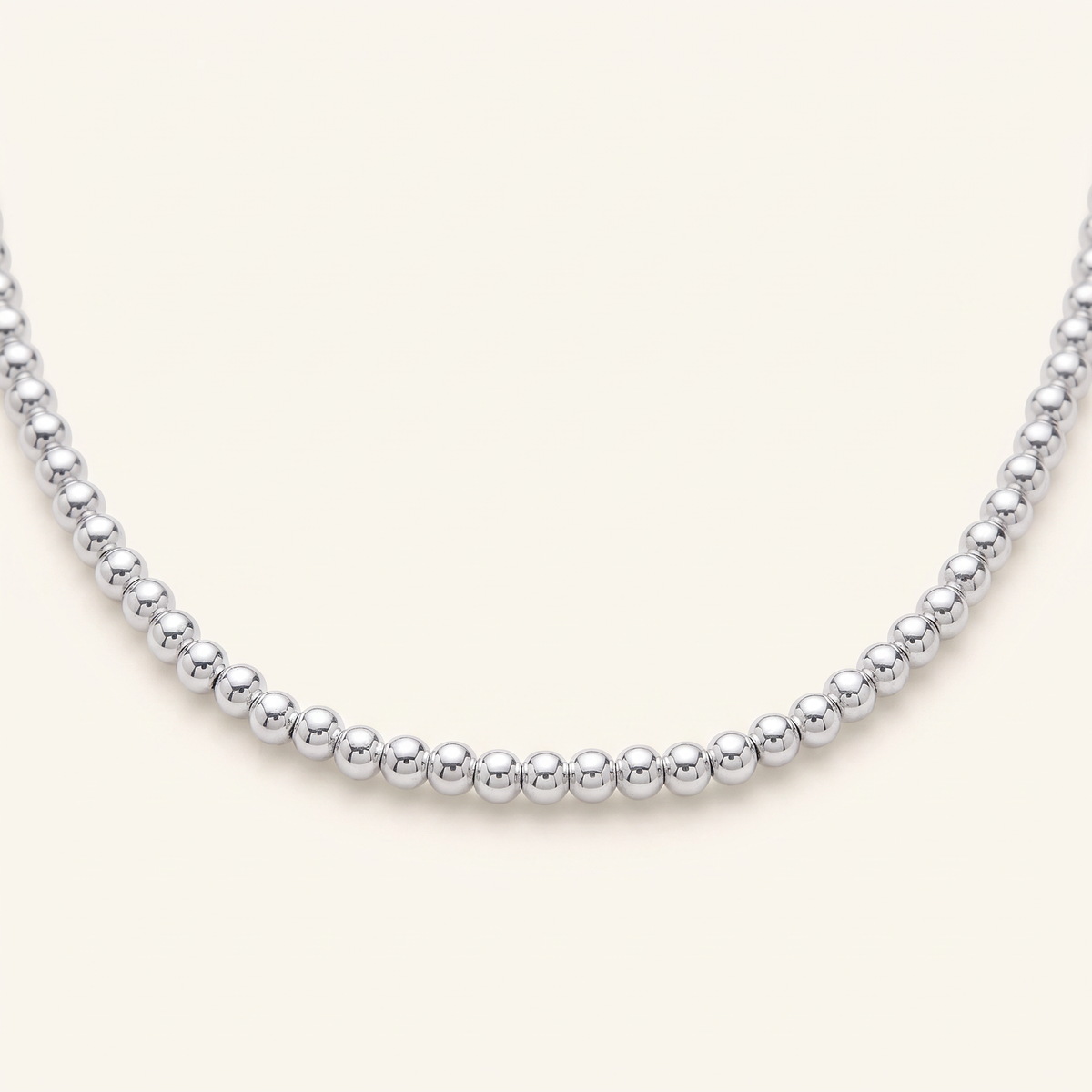 Collier ras de cou à boules 4 mm, détail du motif, argenté