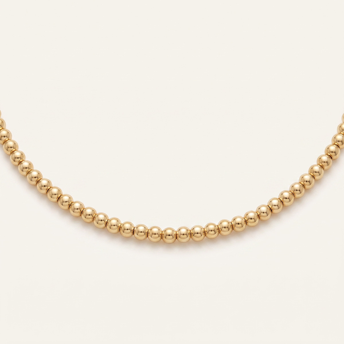 Collier ras de cou à boules 4 mm, détail du motif, doré