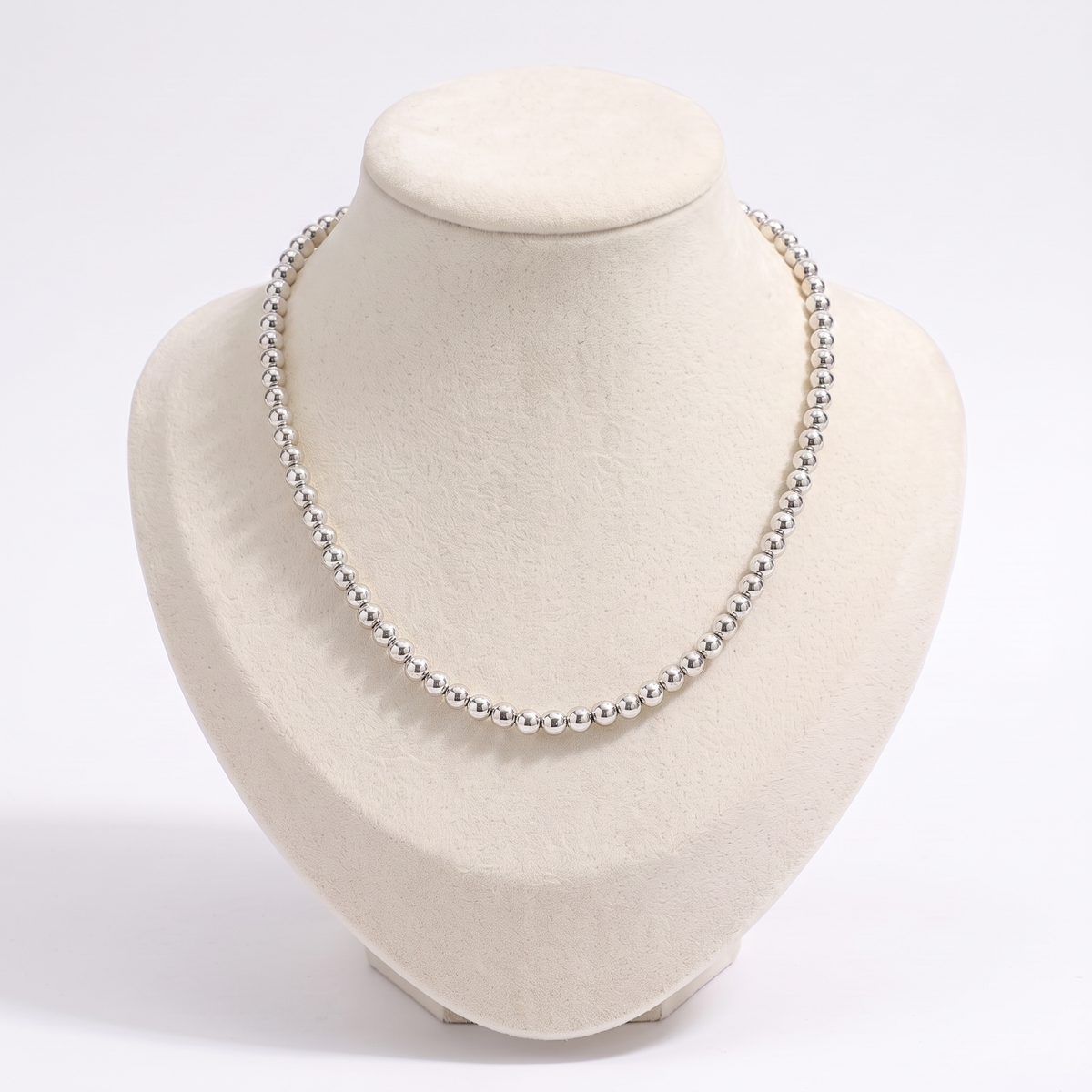 Collier ras de cou à boules 4 mm, vue de face, argenté