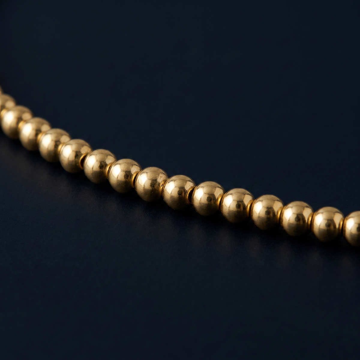Collier ras de cou à boules 4 mm, motif en gros plan
