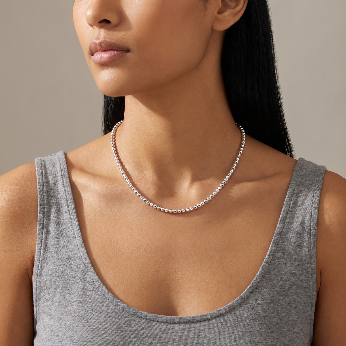 Collier ras de cou à boules 4 mm, porté mi-corps, argenté