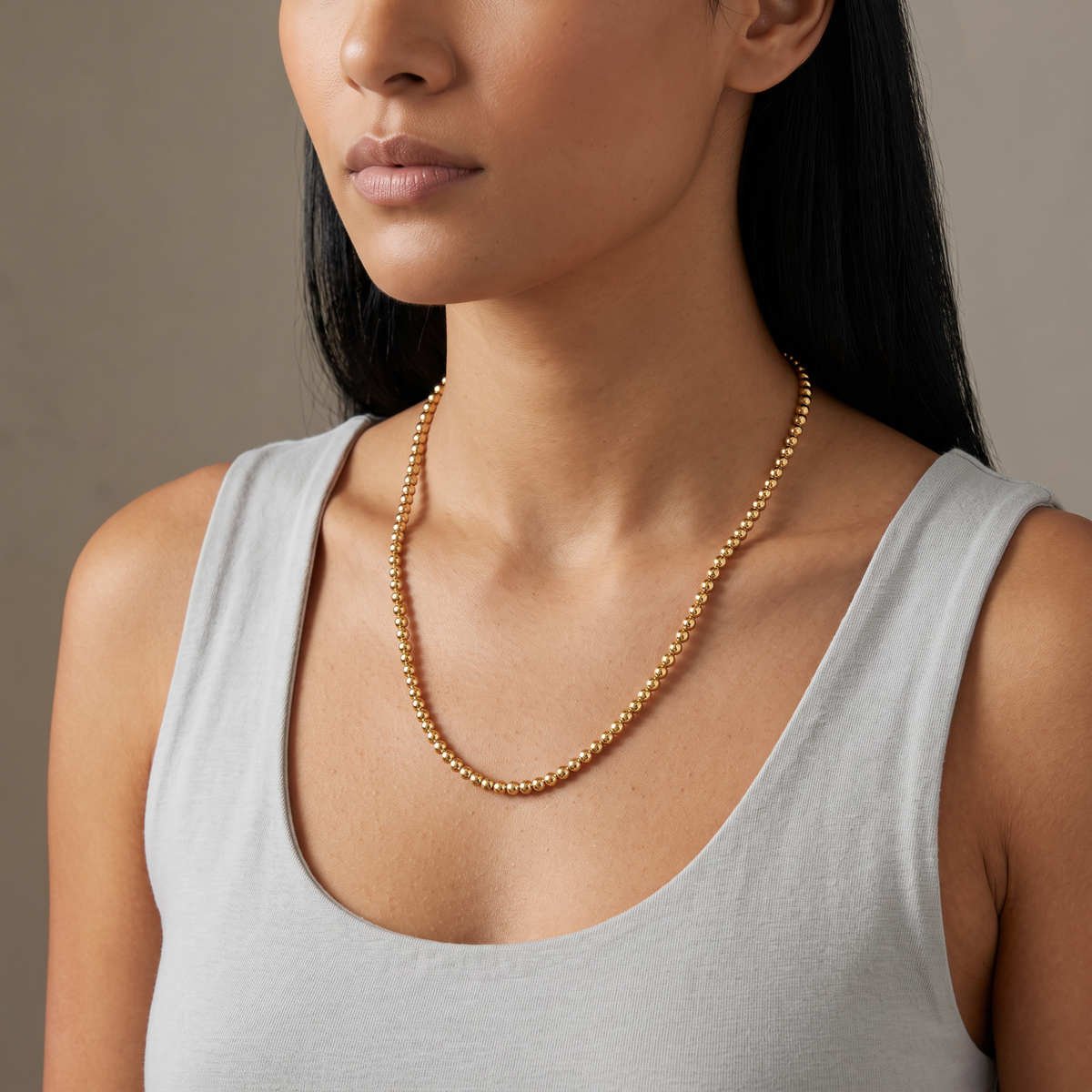 Collier ras de cou à boules 4 mm, porté mi-corps