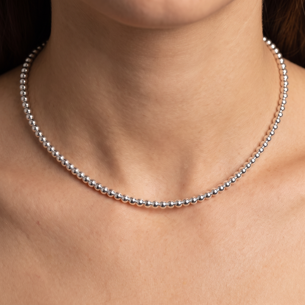 Collier ras de cou à boules 4 mm, porté, argenté