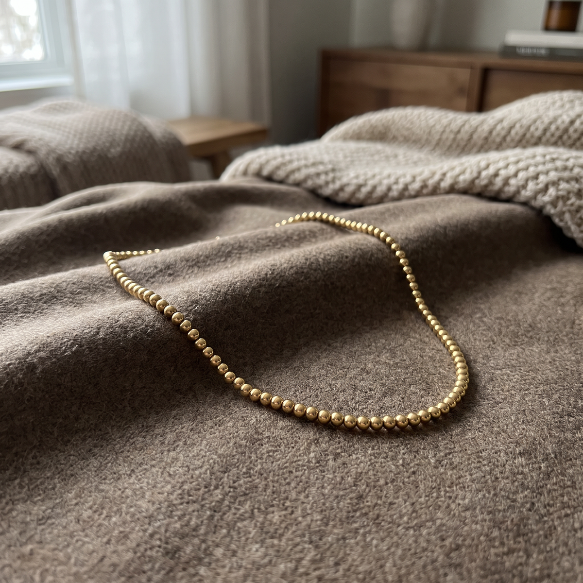 Collier ras de cou à boules 4 mm, porté en tenue, doré