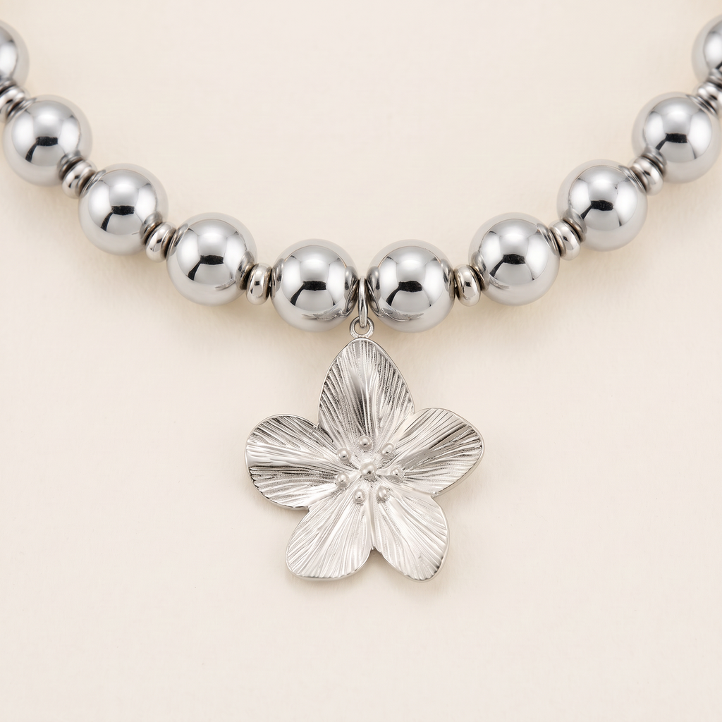 Collier fleur sur chaîne à boules, détail du motif, argenté